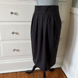 New w/o tags Bill Blass New York pleated pencil like skirt with pockets size 2